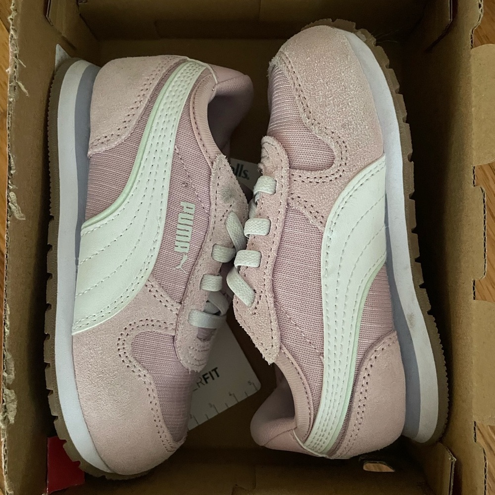 Puma Pink Sneakers Fashion-Forward Design